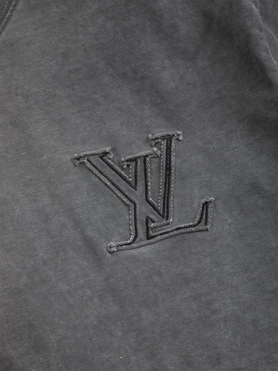 🅿️250 Louis Vuitton 1V Lvjia slightly wide version S-Xl LV 25ss new product counters are on the shelves at the same time. Multiple craftsmanship, chest cut letter patch, back panel cut clover ☘️ patch, letter signature style, one-piece design 🪡 Embroidered round neck short-sleeved T-shirt, same style for men and women! Synchronized with the official website, pure cotton fabrics at the counter! It is close to the skin and comfortable, durable and easy to wear. It has a classic and simple logo design and meticulous original craftsmanship. Short-sleeves, a must-have item for men, do not appear to be the same for the general public, but must be unique and eye-catching. This LV short-sleeve is all about quality, comfort, the same shape and fashion as always, including fabrics and cutting techniques. All of them have been made with great effort! 320 grams of washed pure cotton fabric, pure cotton is breathable, very refreshing and comfortable for daily wear. The rib knitting on the neckline is smooth and tight, and the neckline will not be skewed if you toss it at will. The loose version, you will find that it looks really good on the upper body. The overall is minimalist and neat, super versatile for daily use! Pair it casually with a pair of pants for a youthful look. A T-shirt will make your outfit crazy. It is a fashionable item that can never go wrong! Color: dark gray light blue, Size: S-XL Size chart: S: Shoulder width 50-Bust 54-Length 70 M: Shoulder width 52-Bust 56.5-Length 72 L: Shoulder width 54-Bust 59-Length 74 XL: Shoulder width 56-Bust 61.5-Length 76